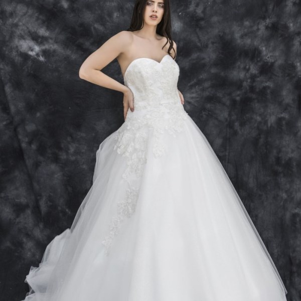 Abito ampio in tulle e pizzo ricamato - LX 064